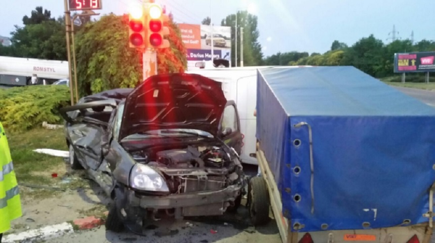 Accident cumplit în Constanţa! 14 persoane au fost rănite după impactul unui microbuz cu o maşină