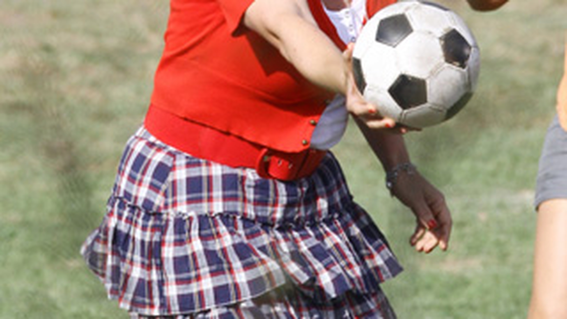 Le are cu balonul rotund, chiar si imbracat in femeie
