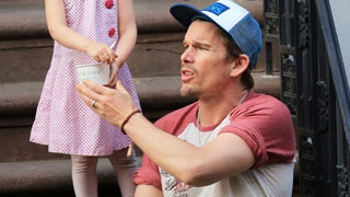 Ia uite ce grija are micuta de tati! Ethan Hawke e hranit de fetita lui!
