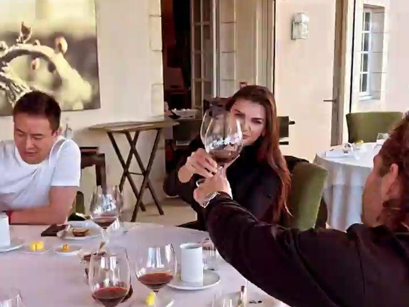 Monica Gabor, “abandonată” de Mr. Pink și înlocuită cu sora ei, Ramona! Miliardarul chinez și bruneta s-au întâlnit într-un restaurant exclusivit din Italia | FOTO
