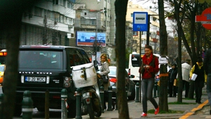 S-a saturat de branduri si fite? Cristina Rus a suspinat dupa tenisii rosii ai unei adolescente