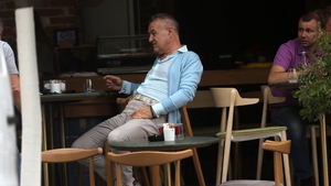 Milionarul a împărţit sute în stânga şi-n dreapta. Gigi Becali a făcut… ”ploaie de bani” la cafenea