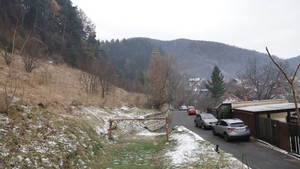 O femeie locuiește de trei luni într-un cort montat la marginea pădurii, în Șcheii Brașovului. Nimeni nu-i cunoaște identitatea