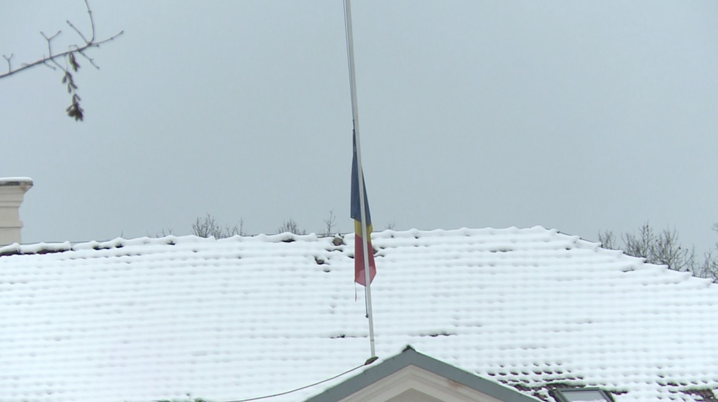 Steagul României a fost coborât în bernă la Săvârşin