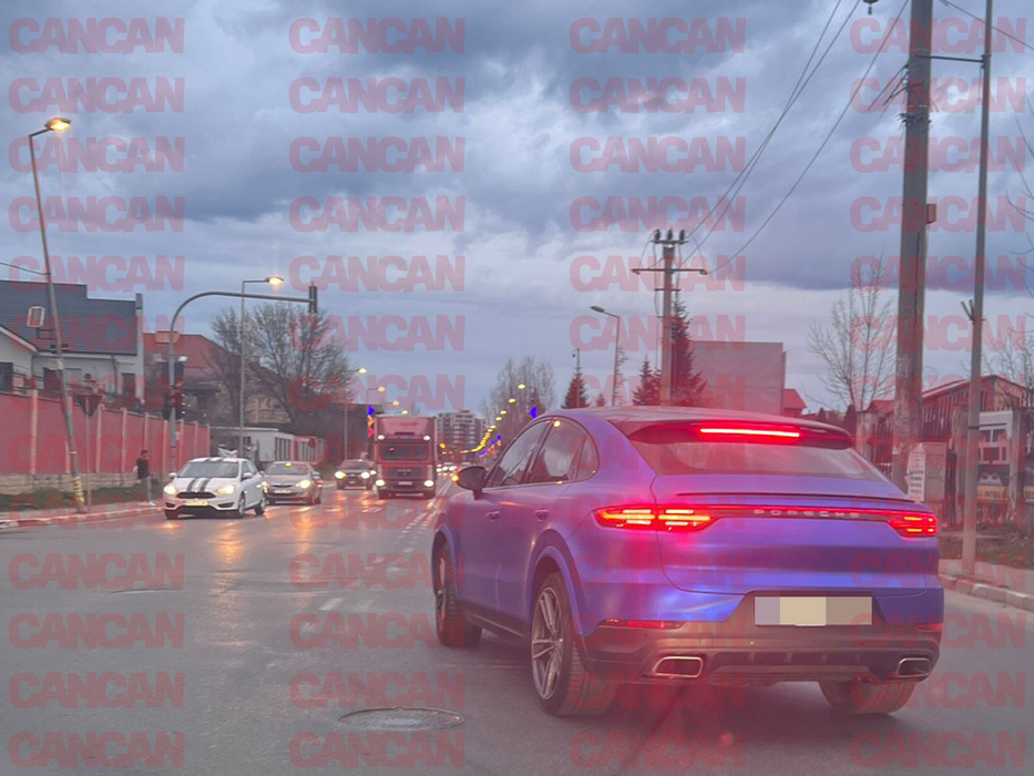 A depășit întreaga coloană de mașini care aștepta să facă stânga și a ignorat semaforul roșu / foto: CANCAN.RO