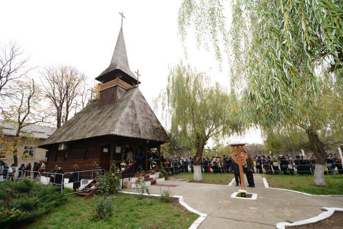 Biserica în stil maramureșean din curtea Spitalului Municipal Caracal