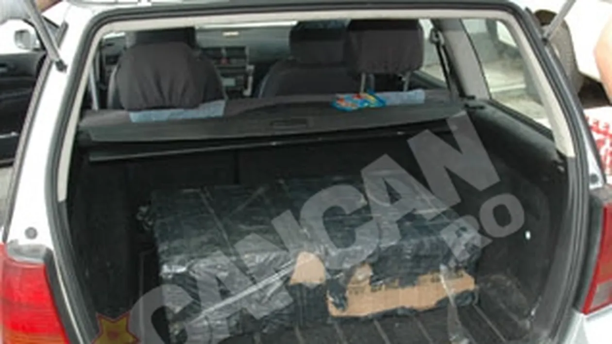 Politist in uniforma, prins cu tigari de contrabanda