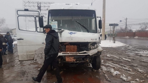 Accident groaznic pe DN1! Un microbuz cu 21 de oameni a intrat într-o autoutilitară