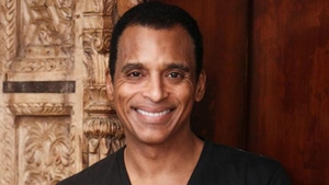 Cântăreţul Jon Secada, dat în judecată de una dintre menajerele sale! Motivul incredibil pentru care femeia a recurs la acest gest