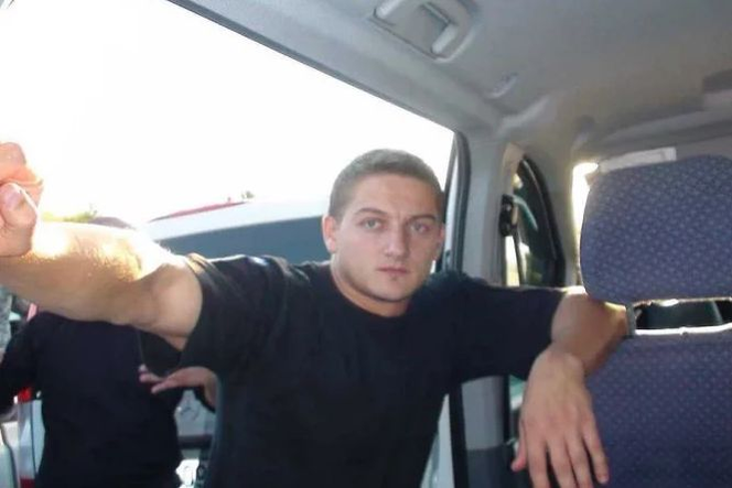 Gestul făcut de Ministrul de Interne pentru Ciprian Sfichi, polițistul atacat cu sabia de un interlop! Bărbatul este internat în spital de patru luni