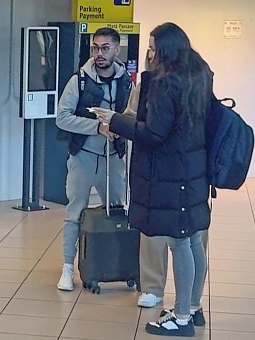 Artistul a fost surprins de CANCAN.RO pe Aeroportul Henri Coandă, la puțin timp după aterizarea zborului din Republica Dominicană (Foto: CANCAN.RO)