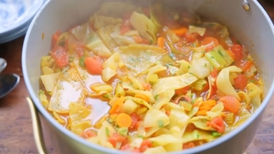 Supa detox vegană de varză cu ghimbir proaspăt, aromată ca aerul Mediteranei. Rețeta care te face să te simți ușor