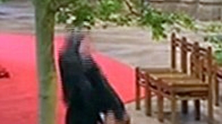 VIDEO Incredibil, dar adevarat! Unul dintre dascalii bisericii in care s-au cununat Kate si William a facut roata dupa ce s-a terminat ceremonia