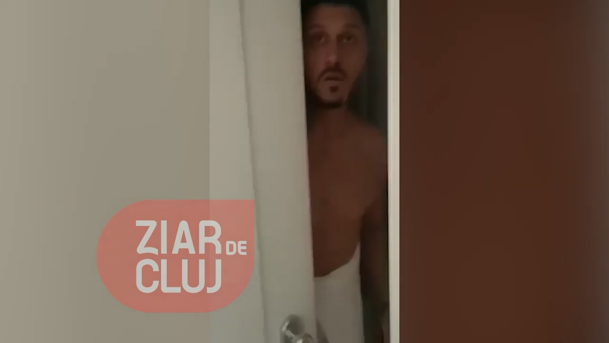 Marica era înfășurat doar cu un prosop și contrariat fiindcă a fost descoperit într-o astfel de situație