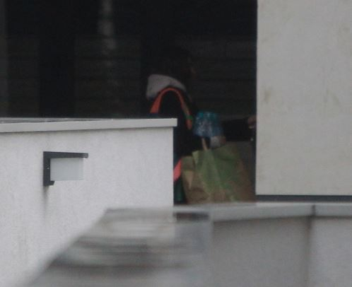 Tânăra din Constanța ajunge la scara blocului unde locuiește iubitul ei