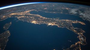 Avertismentul specialiștilor! O furtună geomagnetică ar putea lovi Pământul joi. Ce urmări va avea fenomenul