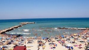 VIDEO | Salvat de la înec, bătut apoi de tatăl lui chiar pe plaja din Eforie Nord