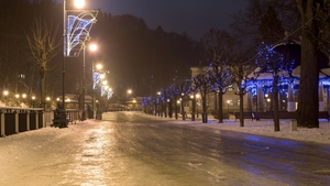 Fenomenul „gheața neagră”. Ce este și de ce li se recomandă oamenilor să stea acasă