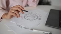 Cele 2 zodii care au noroc la bani până pe 31 august 2026. Universul e de partea lor!