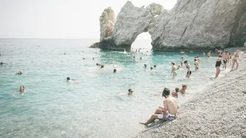 Plaja din Grecia unde turiștii riscă o amendă de 1000 de euro dacă pleacă acasă cu o piatră