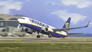 Incident șocant în timpul unui zbor Ryanair. Pilotul, nevoit să aterizeze de urgență după ce un pasager beat ar fi încercat să deschidă ușile de urgență în aer