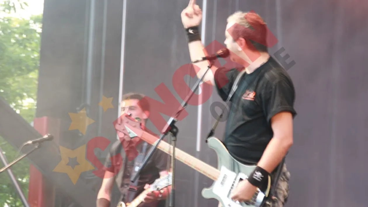 Trupa Zob, gesturi obscene pe scena