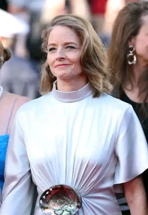 O mai recunoști?! Era una dintre cele mai frumoase actrițe de la Hollywood, iar acum umblă cu bastonul pe stradă