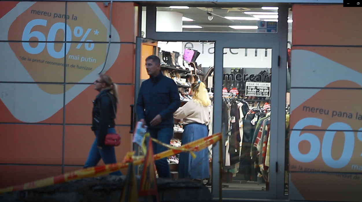Dan Barna și soția ies din magazinul care oferea reduceri