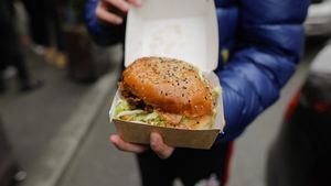 Cât a ajuns să coste un burger Dubai în restaurantele din România. E o adevărată experiență gastronomică!