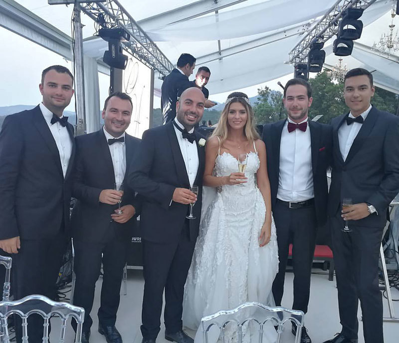 Oprea Jr. (primul din dreapta), alături de mai mulţi amici la o nuntă