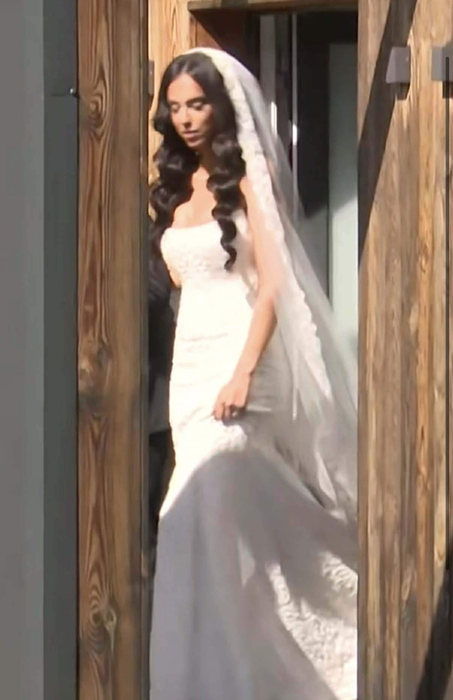 Primele imagini cu soția lui Dorian Popa în rochie de mireasă. Ema Uta a machiat-o pe Andreea!
