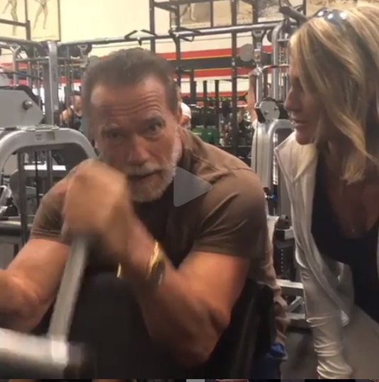 Nadia Comăneci a sărbătorit 43 de ani de la primul 10 al gimnasticii împreună cu Arnold Schwarzenegger. Celebra româncă i-a pipăit mușchii actorului