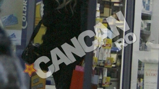 Andreea Balan ofera cadouri in farmacie