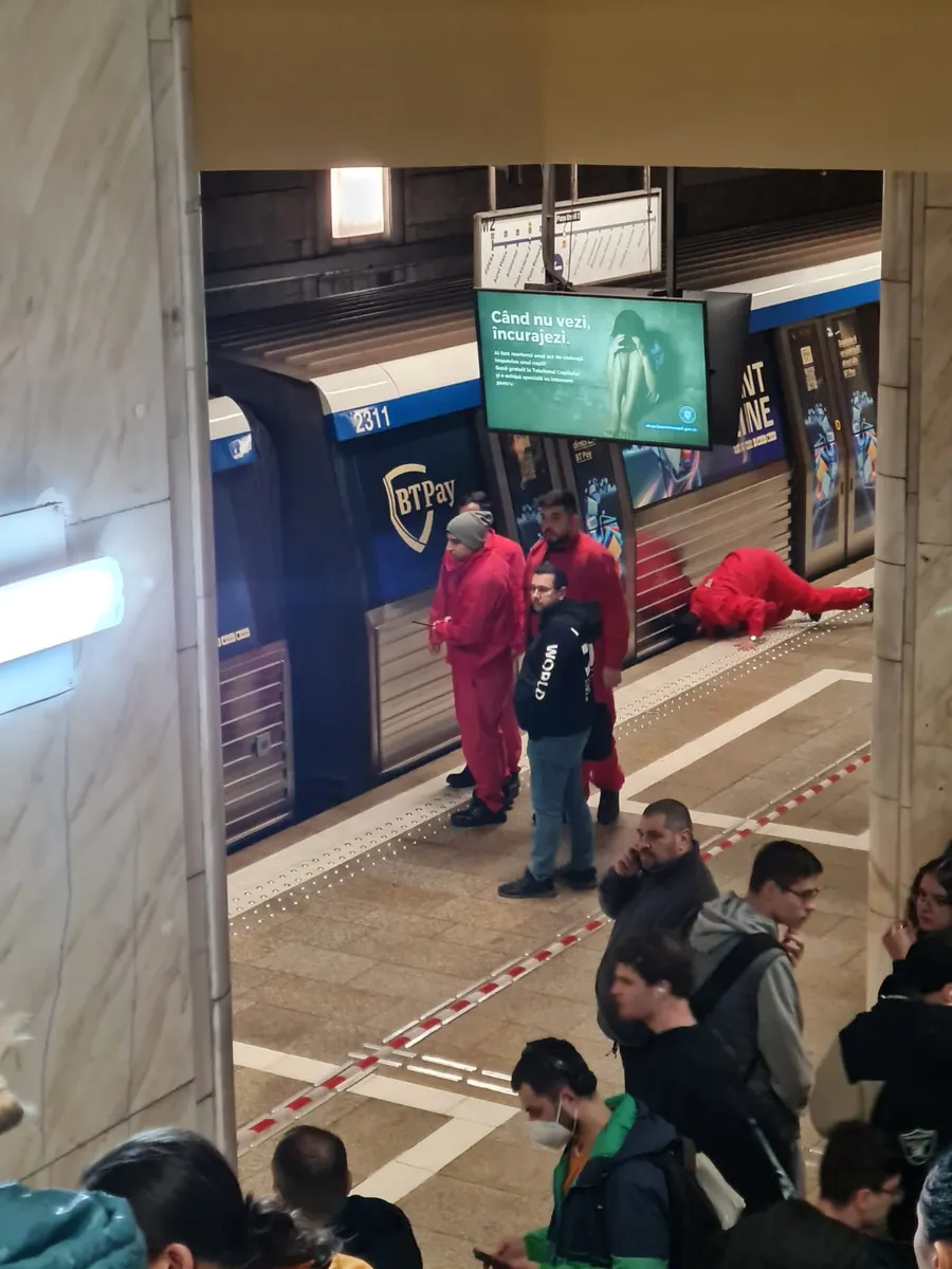 Breaking news! O persoană s-a aruncat în fața metroului, la stația Unirii