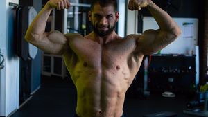 El e culturistul român care se antrenează și-n bucătărie pentru titlul de Mr. Olympia: ”Îmi prinde bine această perioadă!”