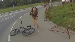 Striptease GRATUIT! Un motociclist a filmat la semafor cea mai tare faza posibila! Cum a ramas tanara in lenjerie intima