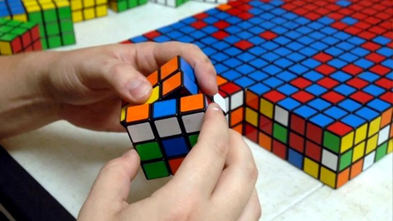CUBUL RUBIK GOOGLE DOODLE. Cum sa rezolvi un cub Rubik: 43 de cvintilioane de pozitii posibile, o singura solutie