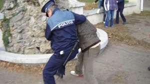 Incredibil! Un individ a vrut să violeze o femeie, a fugit dezbrăcat și a vrut să se răzbune pe bătrâna care l-a ascuns!