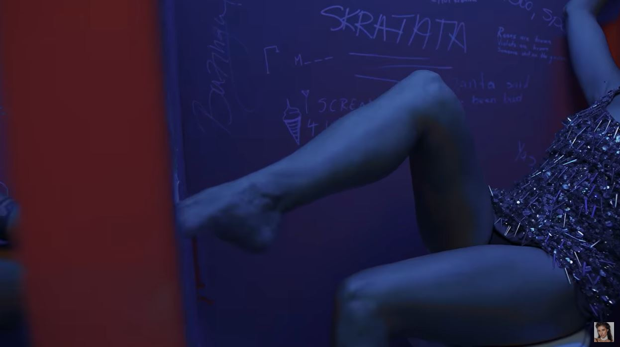 Antonia și Alina Ceușan, filmate în ipostaze ca-n filmele pentru adulți în cel mai nou clip al cântăreței! S-au atins pasional în zone intime și au flirtat una cu cealaltă | VIDEO