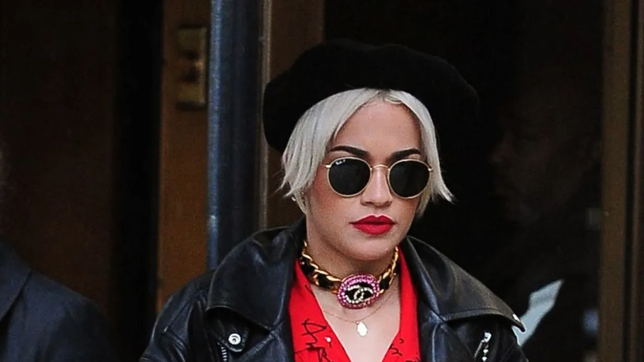 O cântăreaţă celebră a şocat cu ultima apariţie. Cum a putut veni îmbrăcată la un eveniment