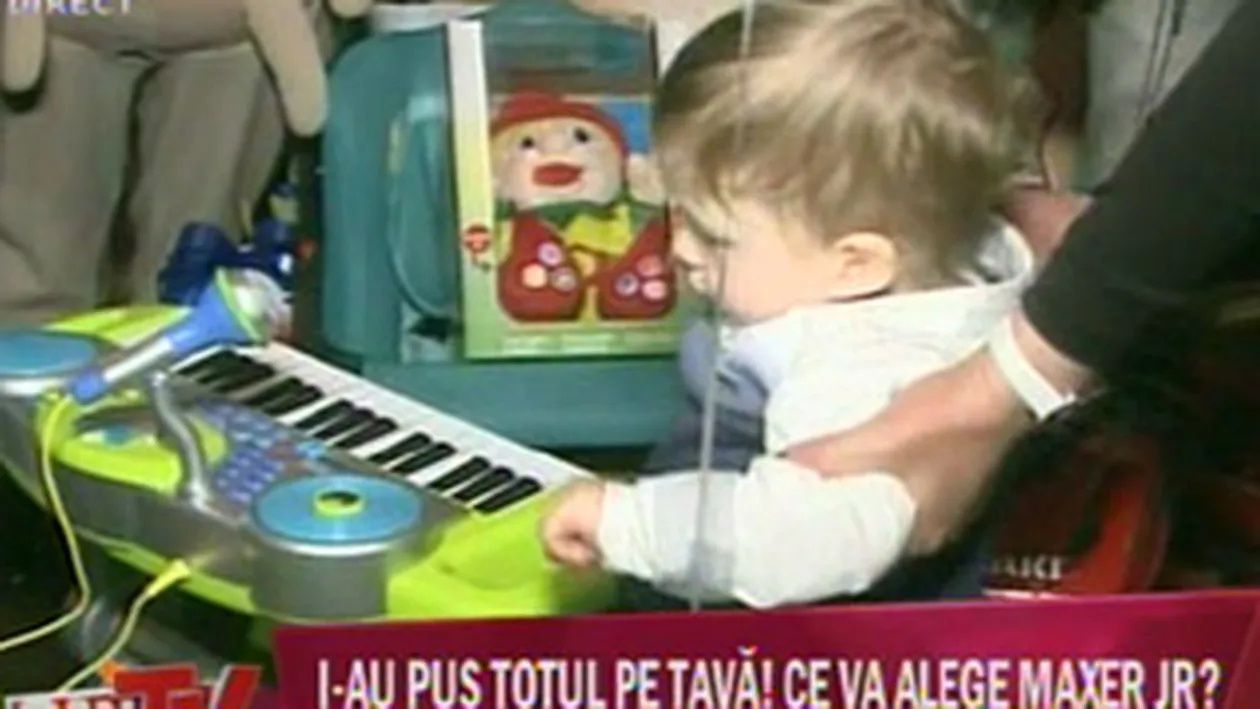 Fiul lui Dinu Maxer a mancat prima sa acadea la petrecerea de taiere a motului!