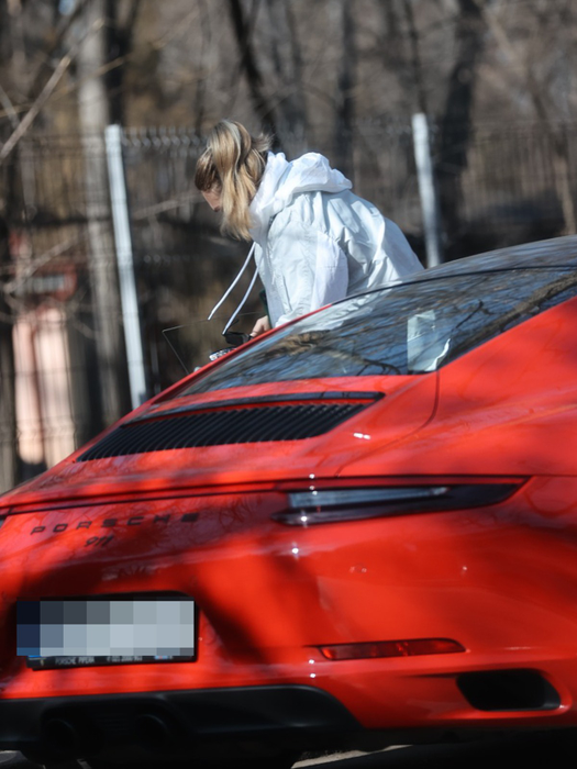 Simona Halep coboară din Porsche (Foto: CANCAN.RO)
