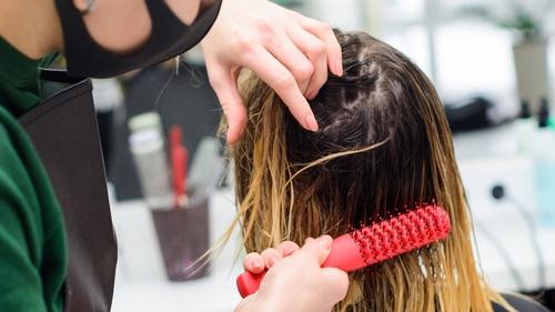 Experiența șocantă a unei tinere. A mers la salon pentru vopsit, dar când s-a privit în oglindă, a izbucnit pe loc în lacrimi - Ce îi făcuse stilistul. FOTO