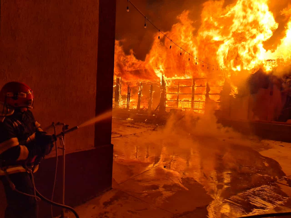 Incendiu violent în Argeș