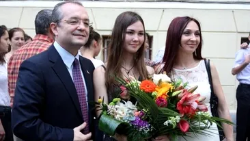 Il ia cu frig, il ia cu cald, il ia pe sus? Emil Boc il va cunoaste astazi pe iubitul fetei lui chiar la aniversarea ei!