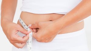 Slăbire în jurul abdomenului cu folie alimentară. Cum se face corect