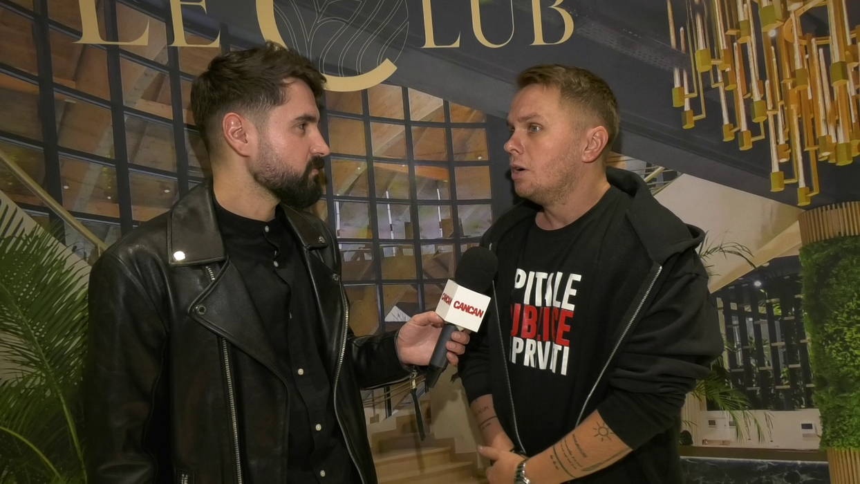 Codin Maticiuc: "Atunci credeam că mă validează treaba asta și au fost perioade când purtam ceva extraordinar. Aveam ceva luat de la Cavalli, era ceva tricou, nu îmi mai amintesc, și pantaloni, părea ziar, scria Cavalli peste tot. Frățioare, ești nebun, eram îmbrăcat în ziare!" (Foto: captură video)