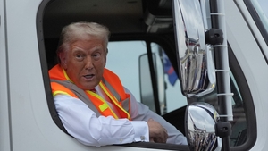 Donald Trump a ajuns la un miting de campanie îmbrăcat în... gunoier. De ce a ales această ținută?