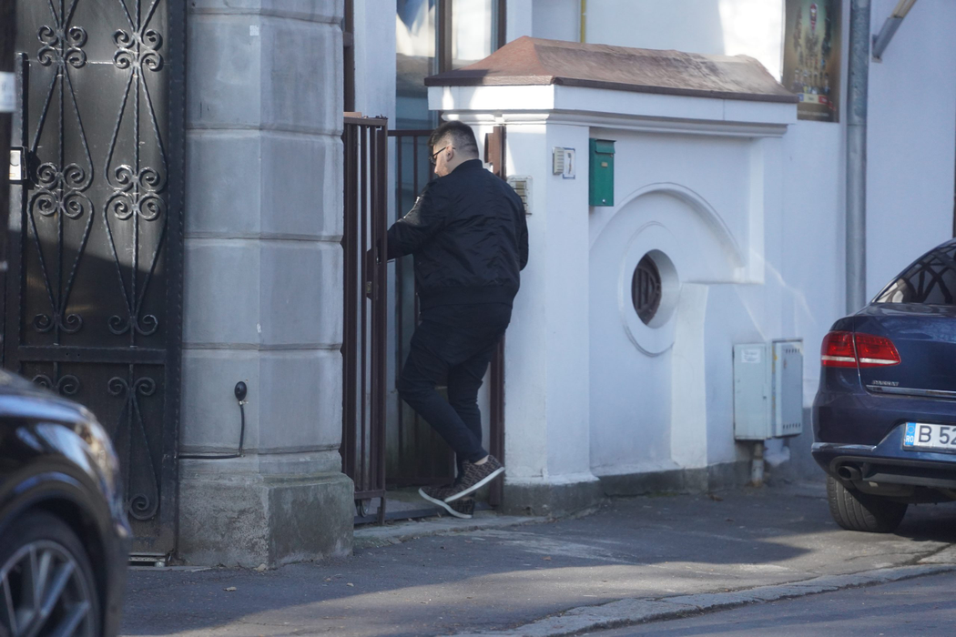Gabriel Oprea junior i-a făcut o vizită tatălui său, la sediu (Foto: CANCAN.RO)