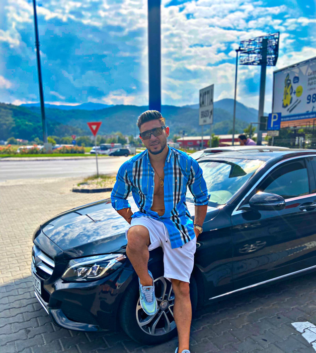 EXCLUSIV | Bogdan Mocanu a dezvăluit care a fost prima lui mașină: “M-am răsturnat cu el”. Se plimbă cu un Mustang care nu e încă al lui, iar în acte, are un Mercedes C Class Hybrid